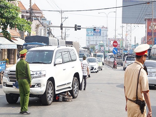 Tai nạn giao th&ocirc;ng ng&agrave;y 7/2: Đầu xe tải n&aacute;t b&eacute;t, t&agrave;i xế văng xuống đường nguy kịch