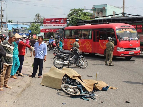Tai nạn giao th&ocirc;ng ng&agrave;y 9/2: Bị xe tải c&aacute;n qua người, cha tử vong con nguy kịch