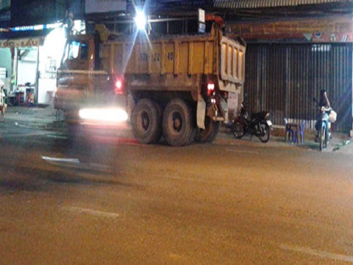 Tai nạn giao th&ocirc;ng ng&agrave;y 9/2: Bị xe tải c&aacute;n qua người, cha tử vong con nguy kịch
