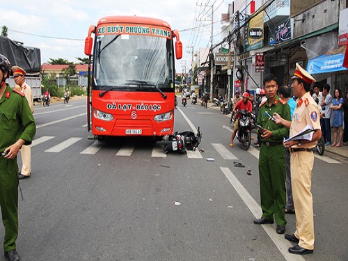 Tai nạn giao th&ocirc;ng nghi&ecirc;m trọng, mẹ tử vong, con nguy kịch