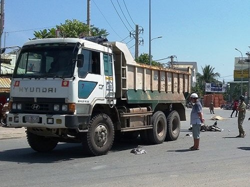 Tai nạn giao th&ocirc;ng ng&agrave;y 12/2: Xe ben v&ograve; n&aacute;t xe m&aacute;y, người đ&agrave;n &ocirc;ng tử vong tại chỗ