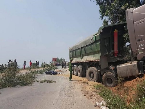 Tai nạn giao th&ocirc;ng ng&agrave;y 13/2: Chồng nguy kịch, vợ mang thai 8 th&aacute;ng tử vong tại chỗ