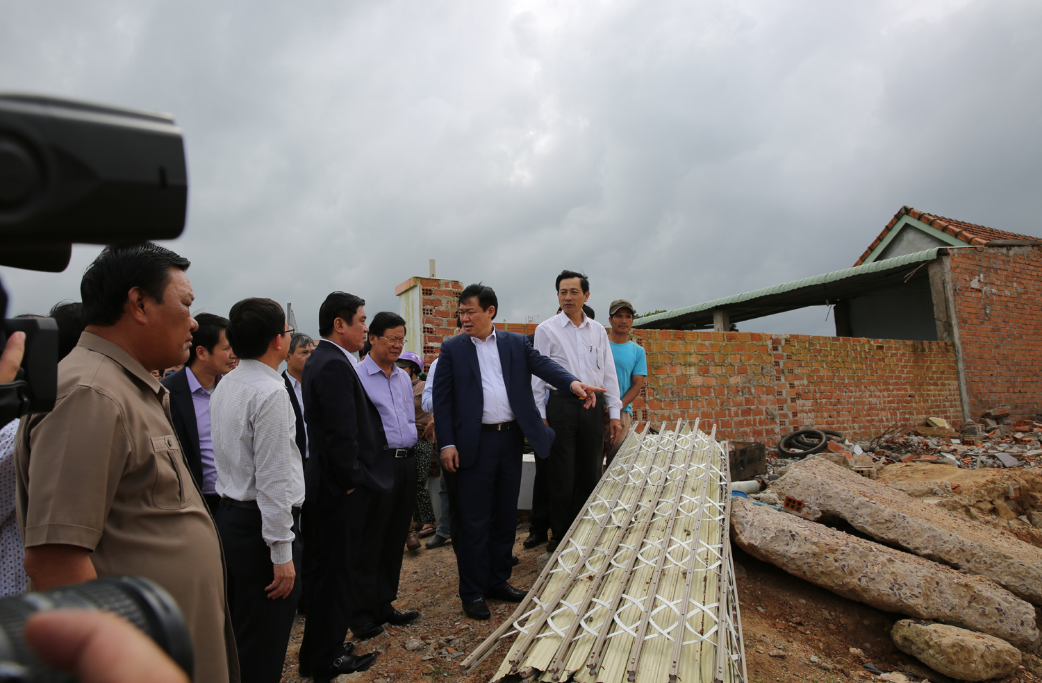  Ph&oacute; Thủ tướng Vương Đ&igrave;nh Huệ thị s&aacute;t hiện trường v&ugrave;ng lũ. Ảnh: VGP