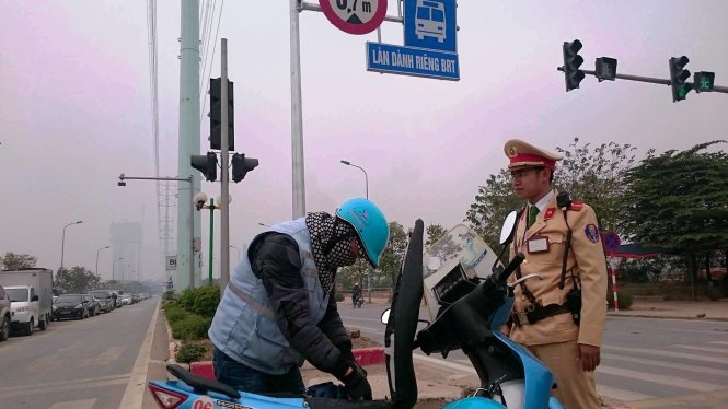  Xe m&aacute;y bị cảnh s&aacute;t giao th&ocirc;ng thổi phạt khi đi v&agrave;o l&agrave;n d&agrave;nh ri&ecirc;ng cho xe bu&yacute;t BRT. Ảnh: Tuổi trẻ