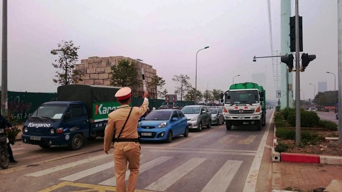  S&aacute;ng nay, cảnh s&aacute;t giao th&ocirc;ng đ&atilde; xử l&yacute; c&aacute;c phương tiện lấn l&agrave;n xe bu&yacute;t nhanh BRT. Ảnh: Tuổi trẻ