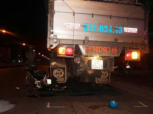 Tai nạn giao th&ocirc;ng ng&agrave;y 15/2: Xe kh&aacute;ch chạy tốc độ cao c&aacute;n tử vong 2 ch&aacute;u b&eacute;