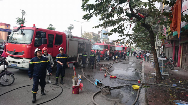 Khoảng 13h10 ng&agrave;y 16/2, một cửa h&agrave;ng văn ph&ograve;ng phẩm tại số 69, đường Giải Ph&oacute;ng (Hai B&agrave; Trưng, H&agrave; Nội) bất ngờ bốc ch&aacute;y dữ dội. Ảnh: D&acirc;n tr&iacute;