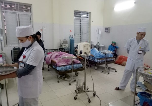  C&aacute;c bệnh nh&acirc;n vụ ngộ độc ở H&agrave; Giang đang được cấp cứu tại bệnh viện. Ảnh: B&aacute;o H&agrave; Giang