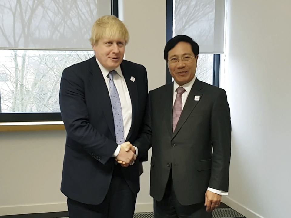  Ph&oacute; Thủ tướng, Bộ trưởng Ngoại giao Phạm B&igrave;nh Minh gặp Bộ trưởng Ngoại giao Anh Boris Johnson. Ảnh: TTXVN