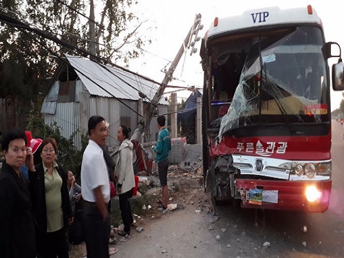 Tai nạn giao th&ocirc;ng ng&agrave;y 18/2: T&agrave;i xế mắc kẹt trong cabin n&aacute;t bươm, nguy kịch