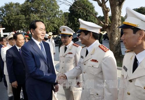  Chủ tịch nước v&agrave; c&aacute;n bộ, chiến sĩ lực lượng vũ trang tỉnh Thanh H&oacute;a. Ảnh: TTXVN