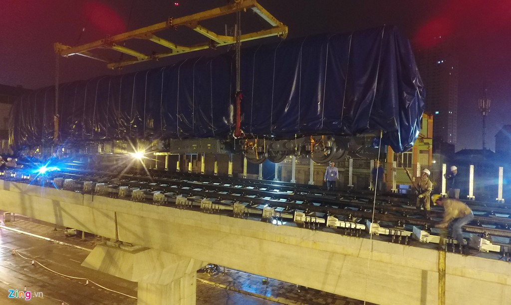 Việc đặt đầu m&aacute;y v&agrave; toa xe l&ecirc;n phần ray đ&ograve;i hỏi độ ch&iacute;nh x&aacute;c cao. Ảnh: Zing.vn 