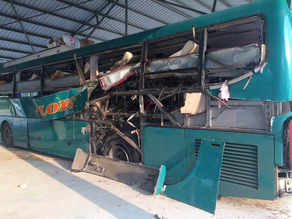 Khoảng 2h30 s&aacute;ng nay, c&ocirc;ng t&aacute;c kh&aacute;m nghiệm hiện trường ho&agrave;n tất. Chiếc kh&aacute;ch giường nằm được đưa về b&atilde;i đỗ xe của c&ocirc;ng an huyện Quế V&otilde;. Ảnh: Vietnamnet 
