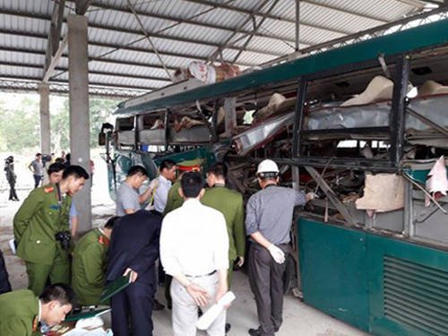 Lực lượng chức năng tổ chức kh&aacute;m nghiệm chiếc xe kh&aacute;ch bị nổ. Ảnh: ANTĐ 
