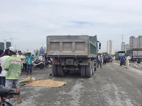  Hiện trường vụ tai nạn khiến nam c&ocirc;ng nh&acirc;n tử vong tại chỗ. Ảnh: Ph&aacute;p luật TP. Hồ Ch&iacute; Minh
