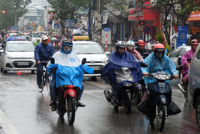  Kh&ocirc;ng kh&iacute; lạnh bao tr&ugrave;m miền Bắc, H&agrave; Nội ch&igrave;m trong mưa r&eacute;t 13 độ C. Ảnh minh họa