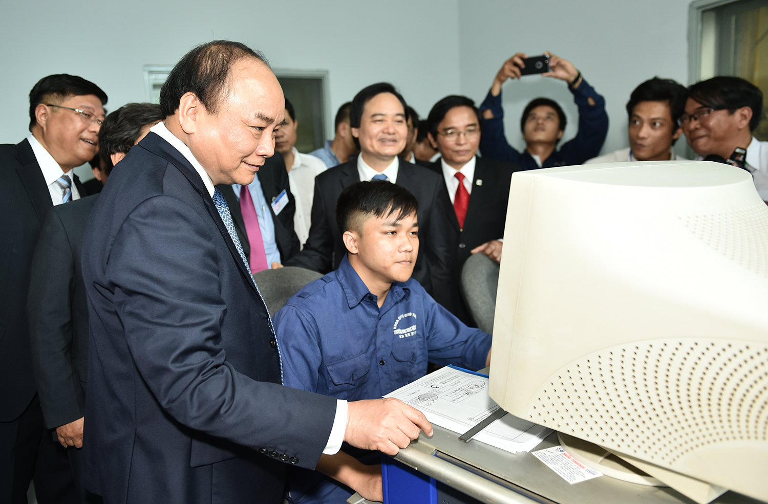 Thủ tướng thăm khu thực h&agrave;nh cơ kh&iacute; của Đại học B&aacute;ch khoa thuộc Đại học Đ&agrave; Nẵng. Ảnh: VGP