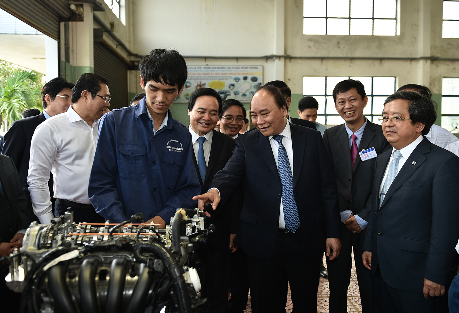  Thủ tướng thăm khu thực h&agrave;nh cơ kh&iacute; của Đại học B&aacute;ch khoa (Đại học Đ&agrave; Nẵng). Ảnh: VGP