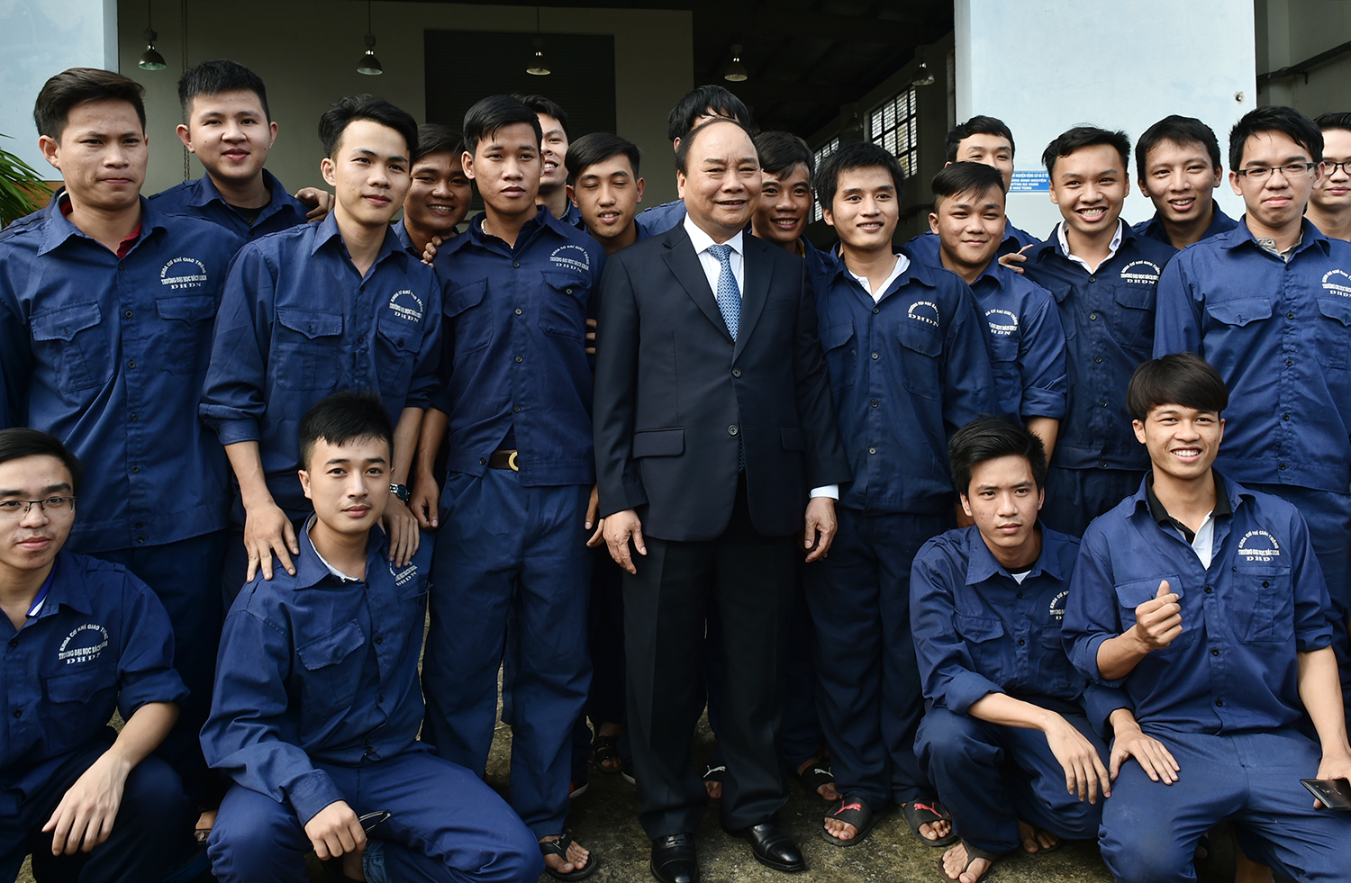  Thủ tướng đ&aacute;nh gi&aacute; cao m&ocirc; h&igrave;nh học tập đề cao t&iacute;nh thực h&agrave;nh của Đại học B&aacute;ch khoa (Đại học Đ&agrave; Nẵng). Ảnh: VGP