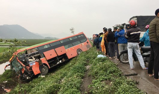  Chiếc xe kh&aacute;ch bị lao xuống ruộng ở vệ đường sau va chạm mạnh. Ảnh: Gia đ&igrave;nh v&agrave; X&atilde; hội