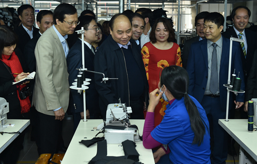  Thủ tướng Nguyễn Xu&acirc;n Ph&uacute;c thăm Nh&agrave; m&aacute;y may Tuy&ecirc;n Quang. Ảnh: VGP