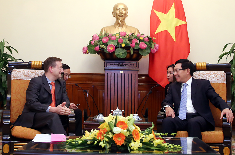  Ph&oacute; Thủ tướng Phạm B&igrave;nh Minh đ&atilde; tiếp Đại sứ Cộng h&ograve;a Ph&aacute;p Bertrand Lortholary đến ch&agrave;o nh&acirc;n dịp nhận c&ocirc;ng t&aacute;c tại Việt Nam. Ảnh: VGP