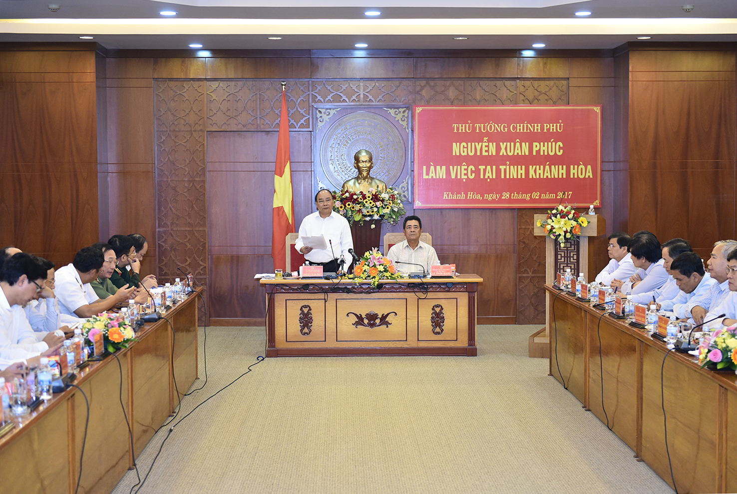 Thủ tướng l&agrave;m việc tại tỉnh Kh&aacute;nh H&ograve;a. Ảnh: VGP