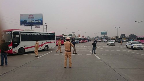  Hơn 70 xe kh&aacute;ch di chuyển theo đo&agrave;n tr&ecirc;n cao tốc Ph&aacute;p V&acirc;n - Ninh B&igrave;nh về H&agrave; Nội phản &aacute;nh những bất cập trong c&ocirc;ng t&aacute;c điều chuyển luồng tuyến s&aacute;ng 28/2. Ảnh: Tiền Phong