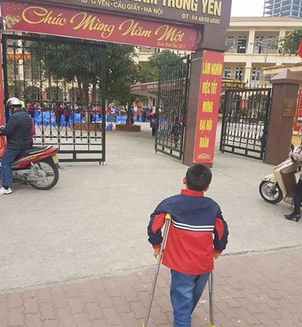 Ch&aacute;u b&eacute; trong vụ vi phạm của Hiệu trưởng trường Tiểu học Nam Trung Y&ecirc;n cũng đ&atilde; trở lại trường học. Ảnh gia đ&igrave;nh cung cấp