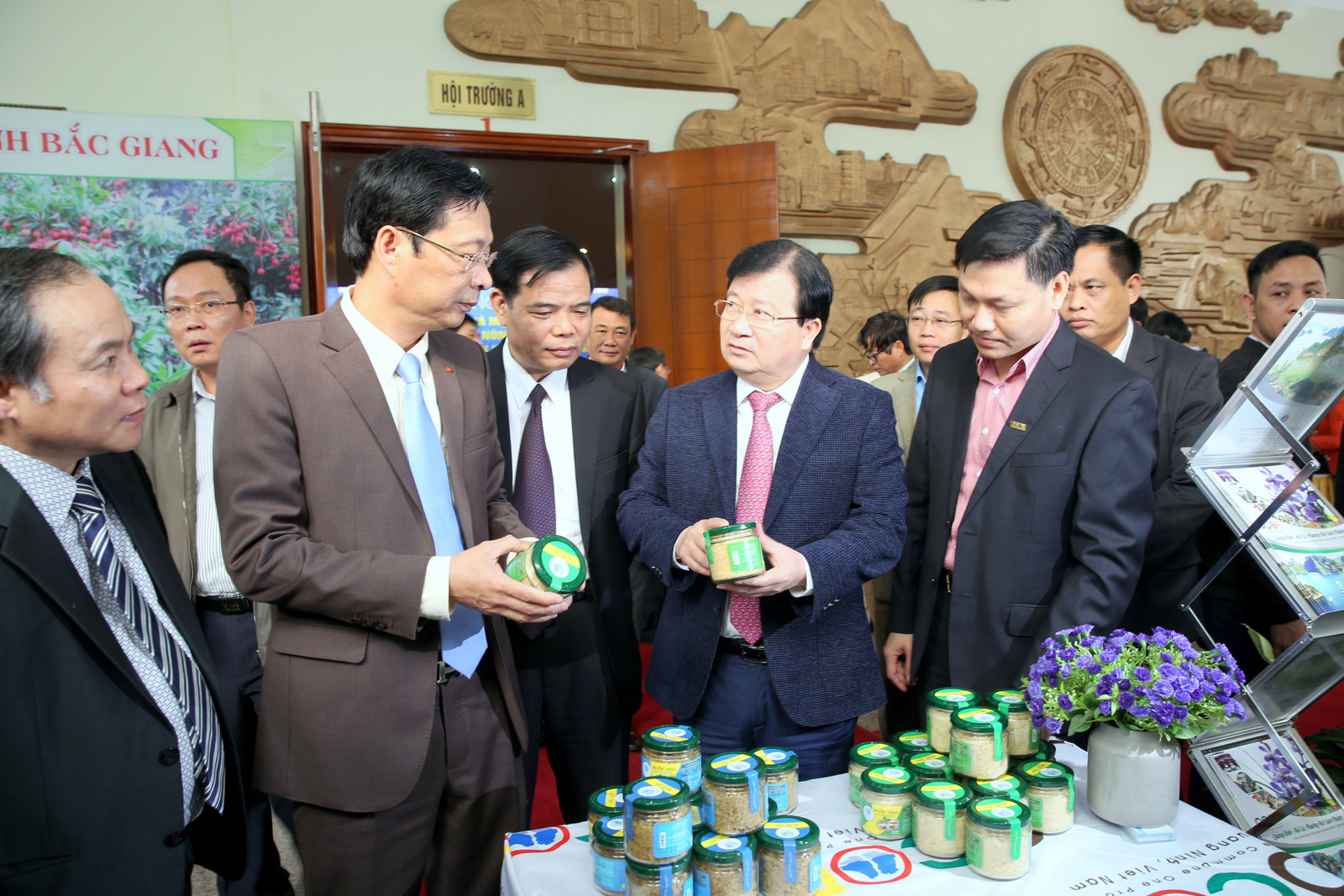  Ph&oacute; Thủ tướng Trịnh Đ&igrave;nh Dũng c&ugrave;ng l&atilde;nh đạo Bộ NN&PTNT, tỉnh Quảng Ninh đ&aacute;nh gi&aacute; cao nhiều sản phẩm đặc trưng, đặc sản của c&aacute;c địa phương trong tỉnh Quảng Ninh v&agrave; một số địa phương l&acirc;n cận. Ảnh: VGP