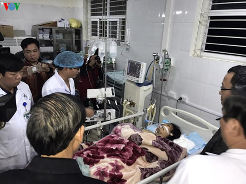 Một nạn nh&acirc;n vụ lật xe kh&aacute;ch lao xuống vực đang trong t&igrave;nh trạng nguy kịch. Ảnh: VOV