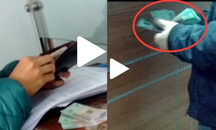  Người d&acirc;n lấy tiền g&oacute;i v&agrave;o giấy A4 rồi đưa cho c&aacute;n bộ hải quan. Ảnh: Tiền phong