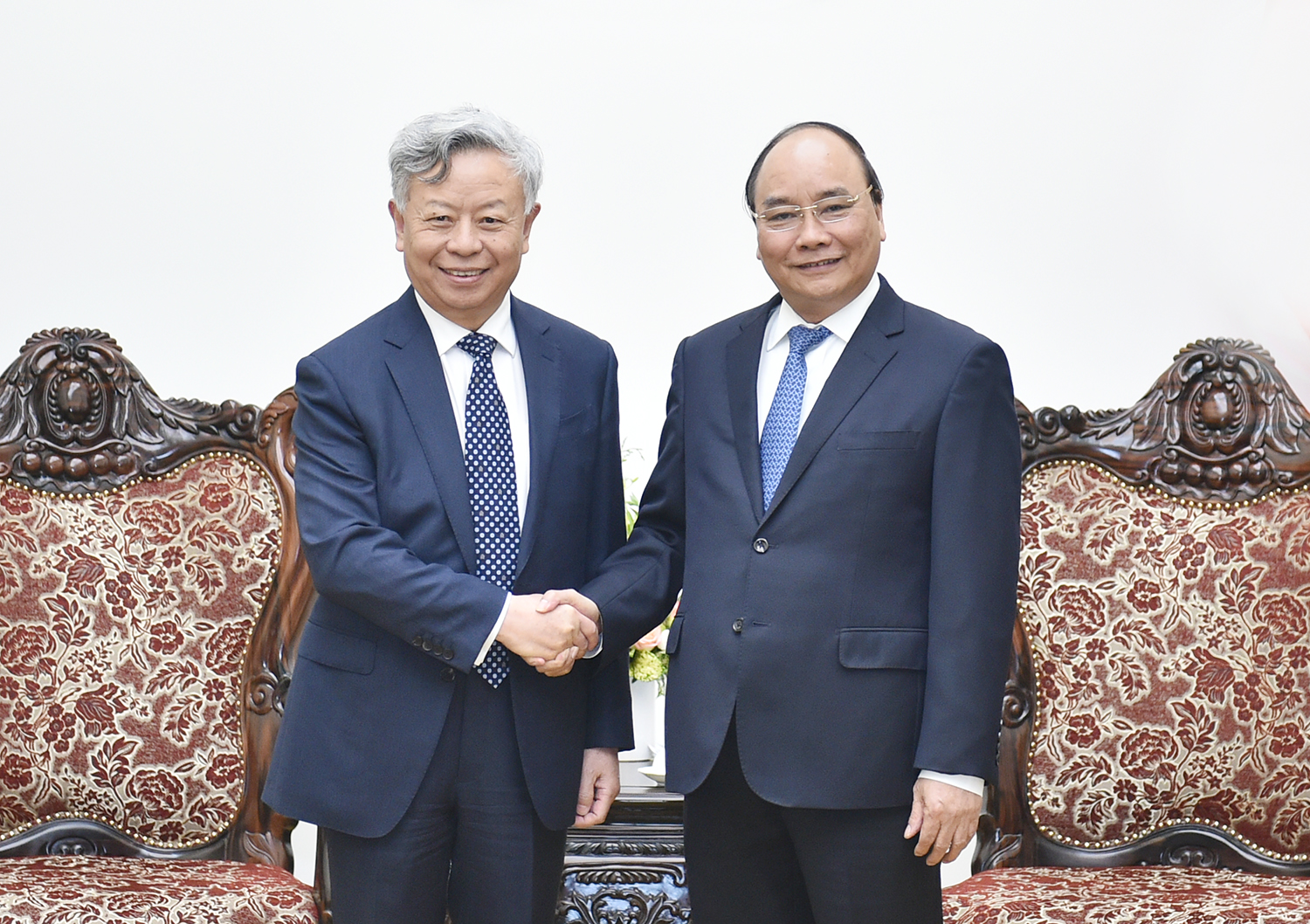  Thủ tướng Nguyễn Xu&acirc;n Ph&uacute;c v&agrave; Chủ tịch AIIB Kim Lập Quần. Ảnh: VGP