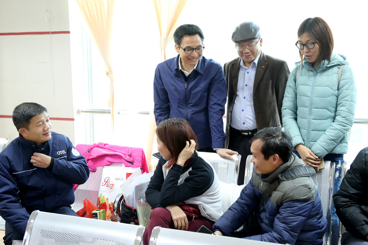  Ph&oacute; Thủ tướng Vũ Đức Đam trao đổi với một số người d&acirc;n tới l&agrave;m thủ tục đăng k&yacute; kinh doanh. Ảnh VGP