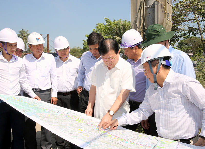 Ph&oacute; Thủ tướng kiểm tra thực địa tuyến cao tốc Trung Lương - Mỹ Thuận - Cần Thơ. Ảnh: VGP