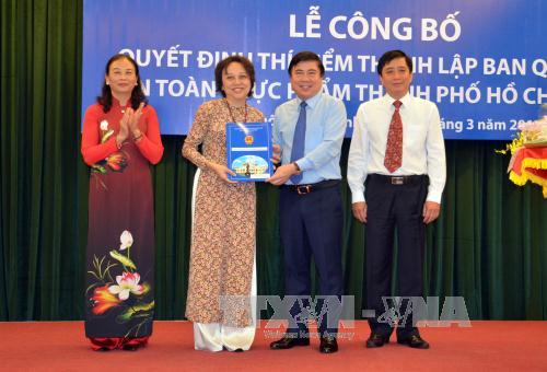 &Ocirc;ng Nguyễn Th&agrave;nh Phong, Chủ tịch UBND TPHCM trao quyết định bổ nhiệm b&agrave; Phạm Kh&aacute;nh Phong Lan l&agrave;m Trưởng Ban Quản l&yacute; An to&agrave;n 13Win OKVIP Cá cược bóng đá TPHCM. Ảnh: TTXVN 