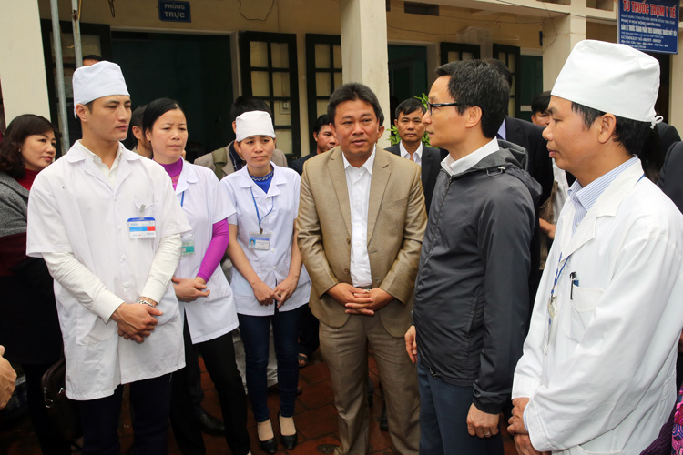  C&aacute;n bộ y tế trạm đề đạt nguyện vọng với Ph&oacute; Thủ tướng Vũ Đức Đam. Ảnh: VGP