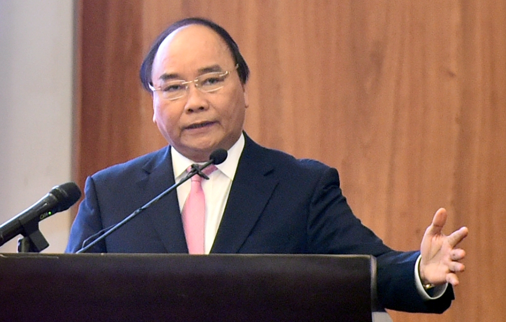  Thủ tướng Nguyễn Xu&acirc;n Ph&uacute;c nhắc nhở về t&igrave;nh trạng ch&iacute;nh s&aacute;ch ''sớm nắng chiều mưa''. Ảnh: VGP
