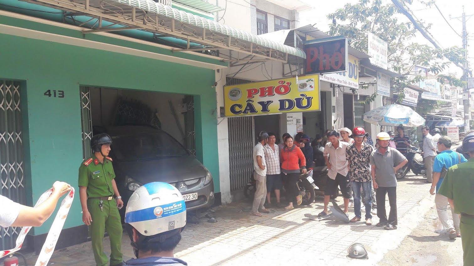 Hiện trường vụ nh&acirc;n vi&ecirc;n rửa xe l&aacute;i xe của kh&aacute;ch l&agrave;m 2 người thương nặng. Ảnh: Vietnamnet 