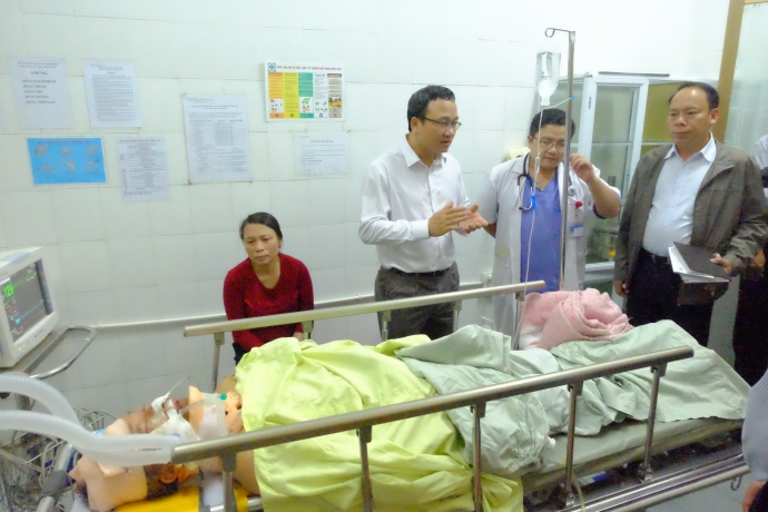  &Ocirc;ng Khuất Việt H&ugrave;ng đến thăm hỏi nạn nh&acirc;n vụ tai nạn ở H&agrave; Nam. Ảnh: B&aacute;o Giao th&ocirc;ng