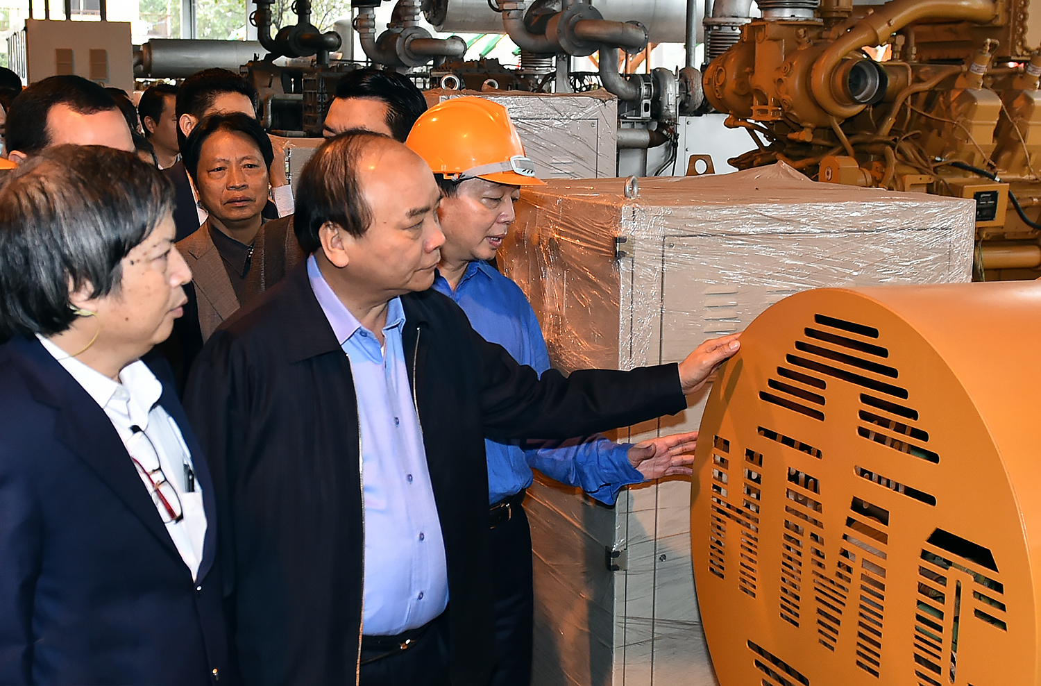 Thủ tướng thị s&aacute;t c&ocirc;ng nghệ điện r&aacute;c của C&ocirc;ng ty HMC. Ảnh: VGP 