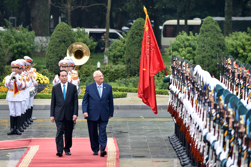 Chủ tịch nước Trần Đại Quang v&agrave; Tổng thống Nh&agrave; nước Israel duyệt đội danh dự. Ảnh: VGP