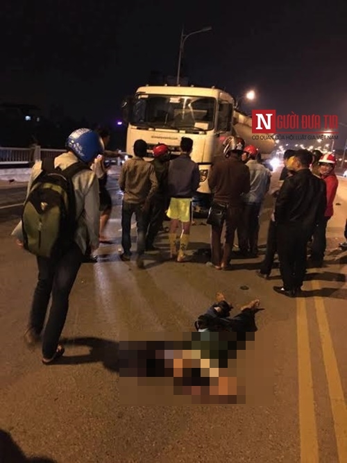  Hiện trường vụ tai nạn kinh ho&agrave;ng tr&ecirc;n cầu Vĩnh Tuy. Ảnh: Người đưa tin