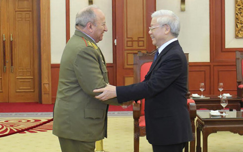 Tổng B&iacute; thư Nguyễn Ph&uacute; Trọng v&agrave; đồng ch&iacute; Thượng tướng Leopoldo Cintra Fr&iacute;as, Ủy vi&ecirc;n Bộ Ch&iacute;nh trị, Bộ trưởng Bộ c&aacute;c lực lượng vũ trang Cuba. Ảnh: VOV