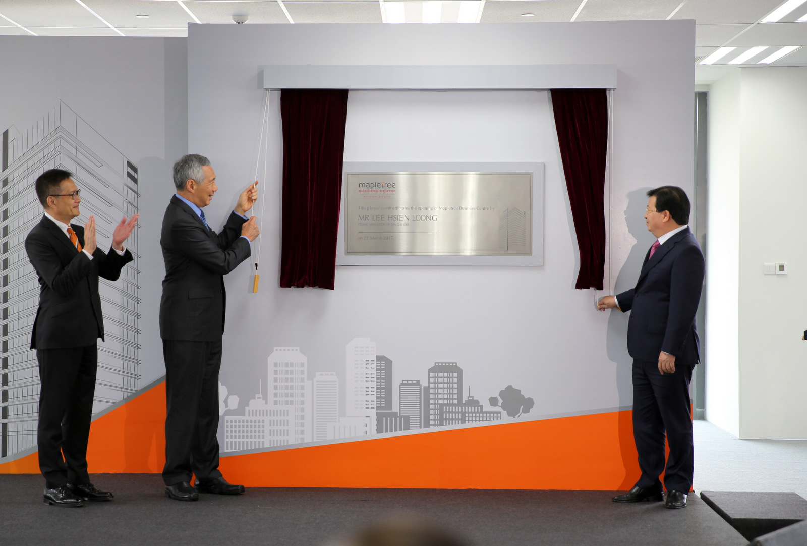  Thủ tướng Singapore L&yacute; Hiển Long v&agrave; Ph&oacute; Thủ tướng Trịnh Đ&igrave;nh Dũng dự lễ khai trương Trung t&acirc;m Link Đăng Nhập Nhà cái 13Win16.Com Maple Tree tại TPHCM. Ảnh: VGP