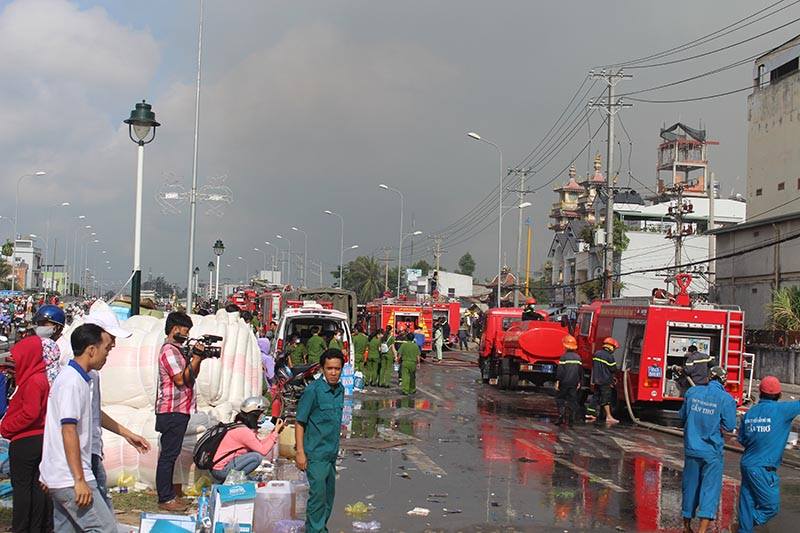  Lực lượng PCCC vẫn đang bơm nước v&agrave;o khu vực ch&aacute;y để giảm nhiệt độ. Ảnh: Vietnamnet