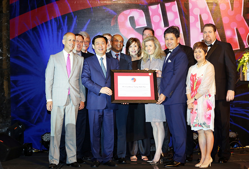  Tại Gala, AmCham đ&atilde; trao Kỷ niệm chương &ldquo;Hợp t&aacute;c v&igrave; sự ph&aacute;t triển&rdquo; cho Ph&oacute; Thủ tướng 13Win15 com - Thương hiệu nhà cái uy tín Vương Đ&igrave;nh Huệ.. Ảnh: VGP