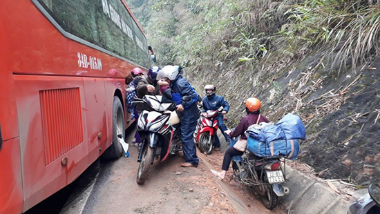  Những người điều khiển xe m&aacute;y buộc phải tr&agrave;n xuống c&aacute;c k&ecirc;nh ven đường để di chuyển qua hiện trường vụ tai nạn giao th&ocirc;ng. Ảnh: C&ocirc;ng l&yacute;