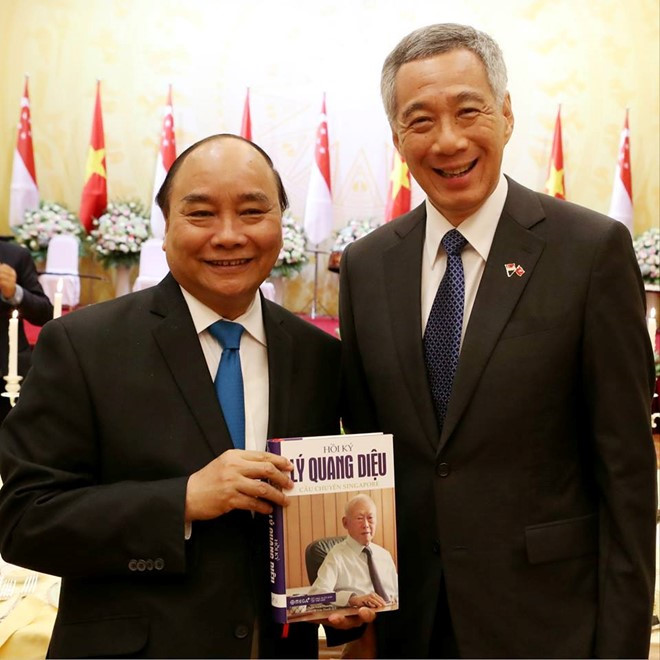  Thủ tướng L&yacute; Hiển Long tặng cuốn s&aacute;ch &ldquo;Hồi k&yacute; L&yacute; Quang Diệu &ndash; C&acirc;u chuyện Singapore&rdquo; cho Thủ tướng Nguyễn Xu&acirc;n Ph&uacute;c