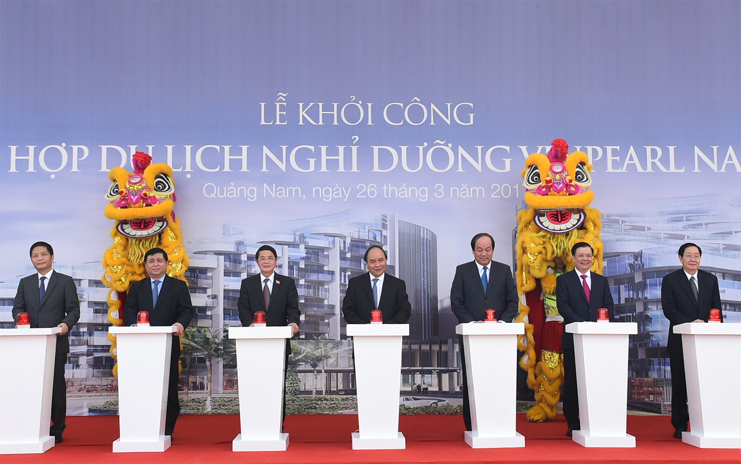 Thủ tướng v&agrave; c&aacute;c đại biểu nhấn n&uacute;t khởi c&ocirc;ng Khu phức hợp du lịch nghỉ dưỡng Vinpearl Nam Hội An. Ảnh: VGP 
